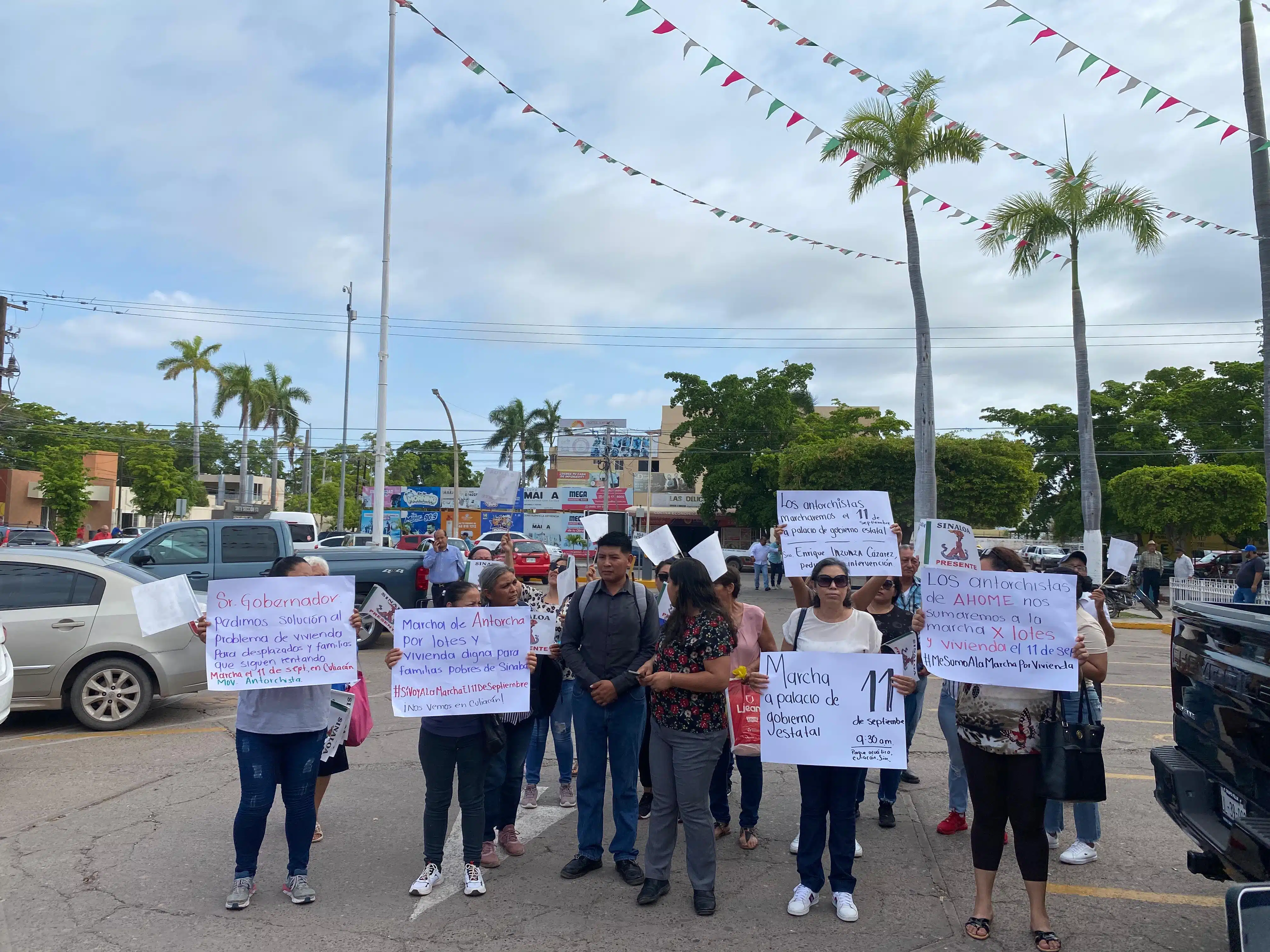 Manifestantes de Antorcha Campesina en el Palacio Municipal de Ahome