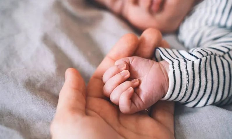 Mujer nombra a su hija como 
