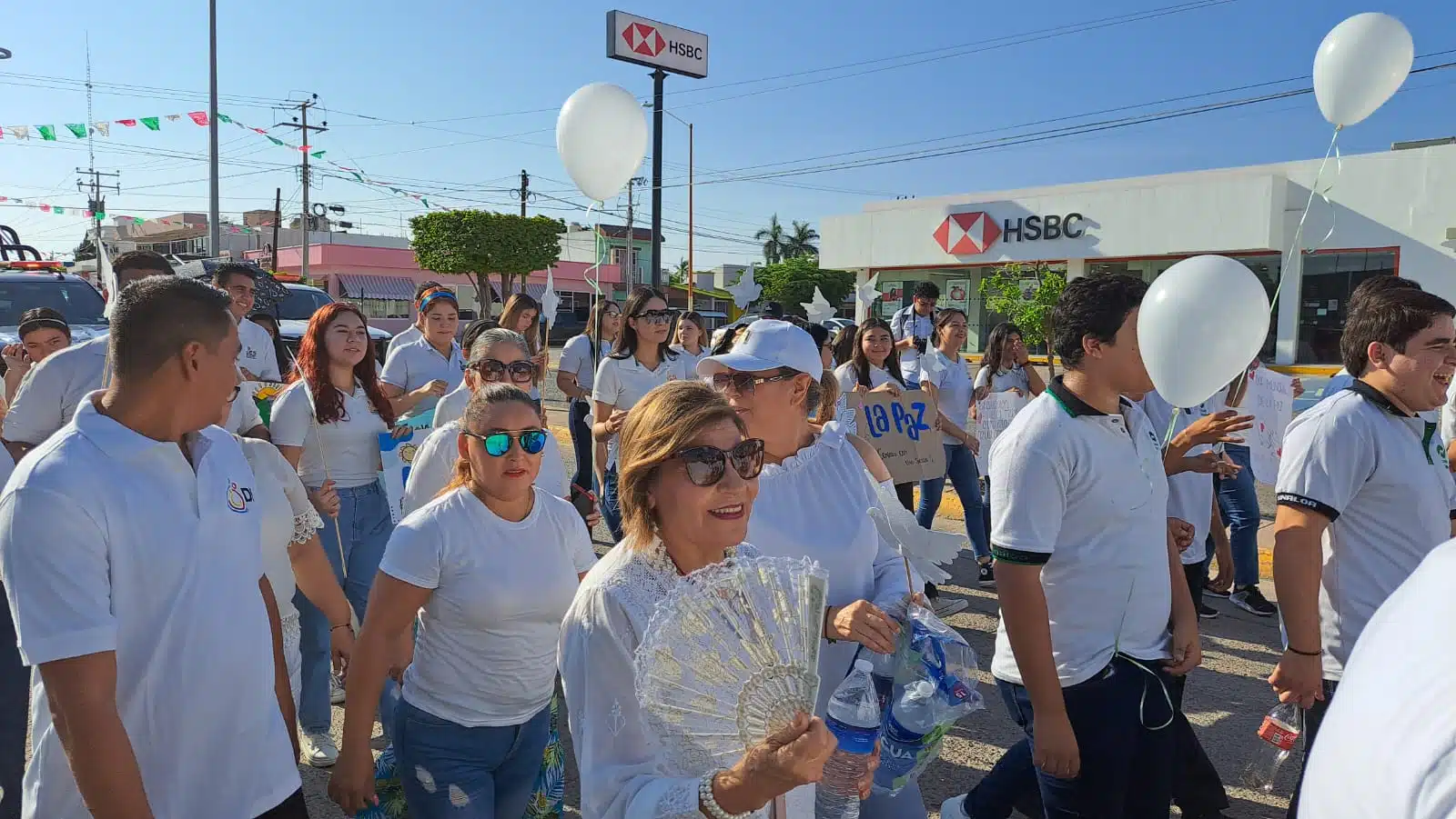Ciudadanos vestidos de blanco marchan por la paz en Guamúchil