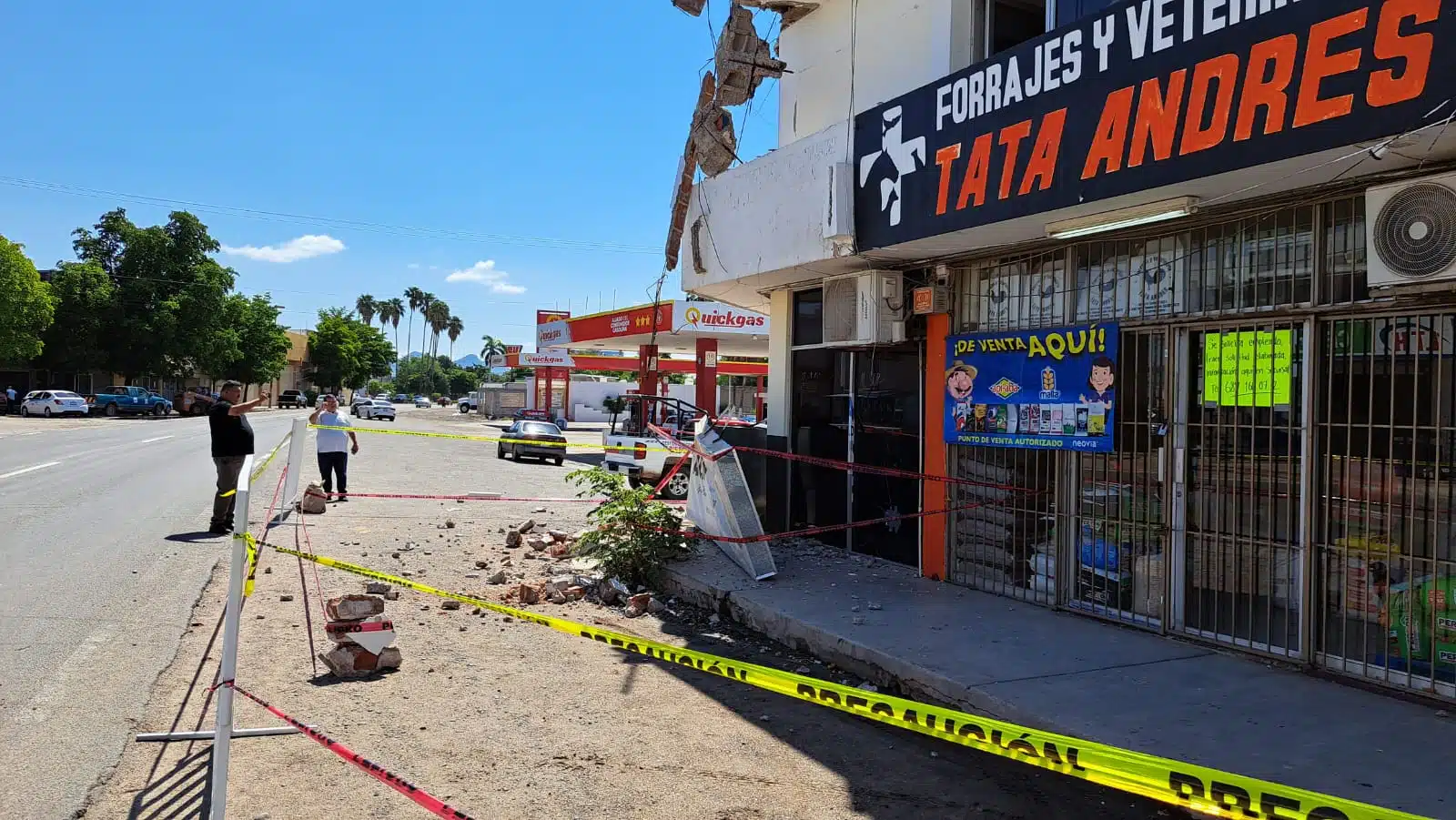 Edificio deteriorado y una marquesina que se cayó