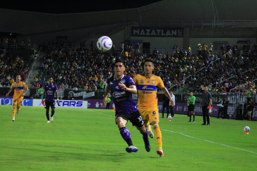 Mazatlán FC guia la pelota en canchas del Kraken ante Tigres