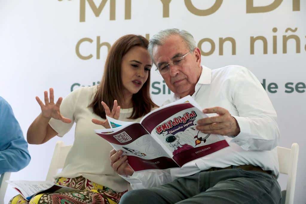Rocha viendo folleto de nuevo programa
