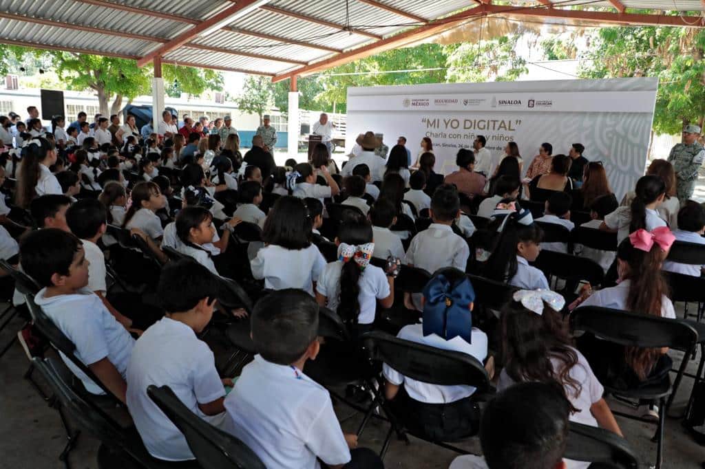 Estudiantes sentados en la presentación Mi yo digital