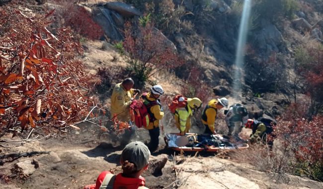 Grupo de migrantes en cerro de Baja California