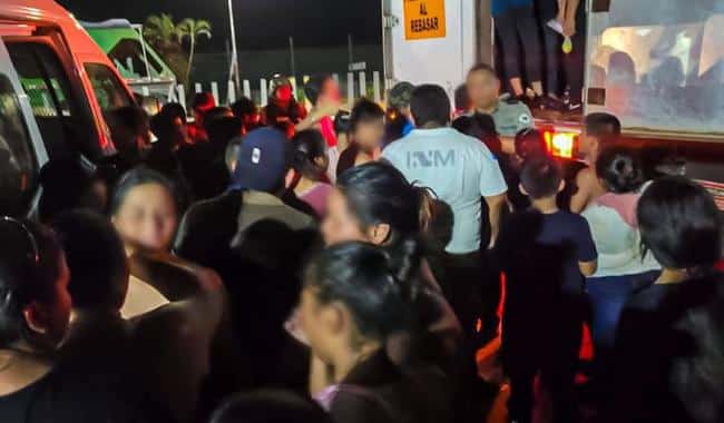 Migrantes rescatados de camión de trailer