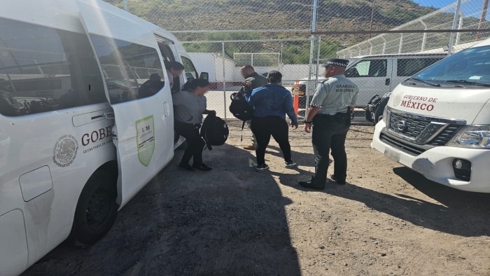 Migrantes y agentes de Guardia Nacional