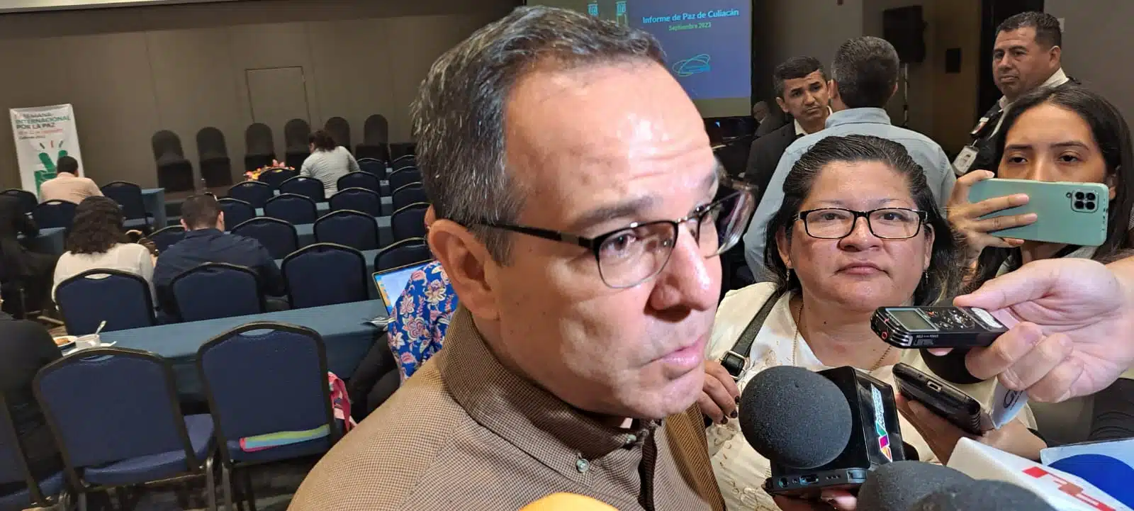 Miguel Ángel Calderón Quevedo con medios de prensa