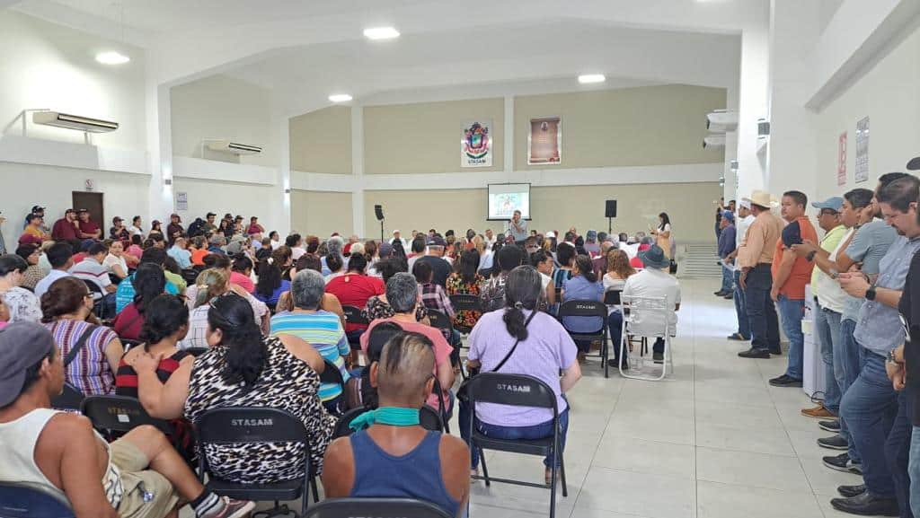 Militantes de morena se reúnen