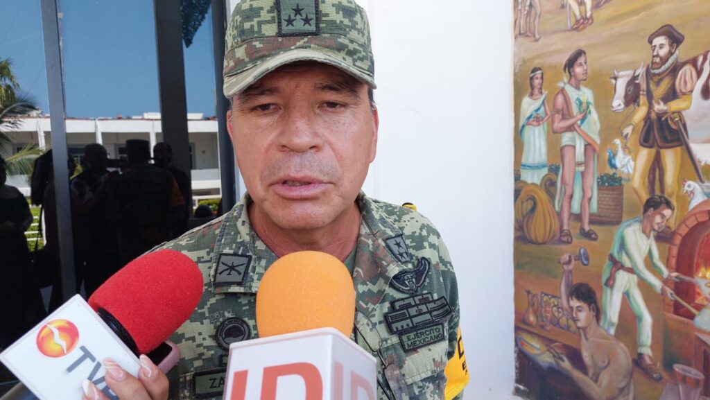 Coronel Óscar Zavala Barrera con medios de prensa