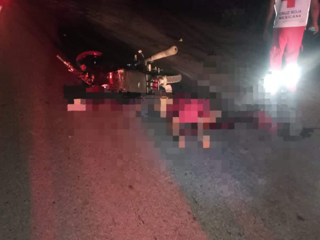 Motocicleta y a un lado un joven fallecido