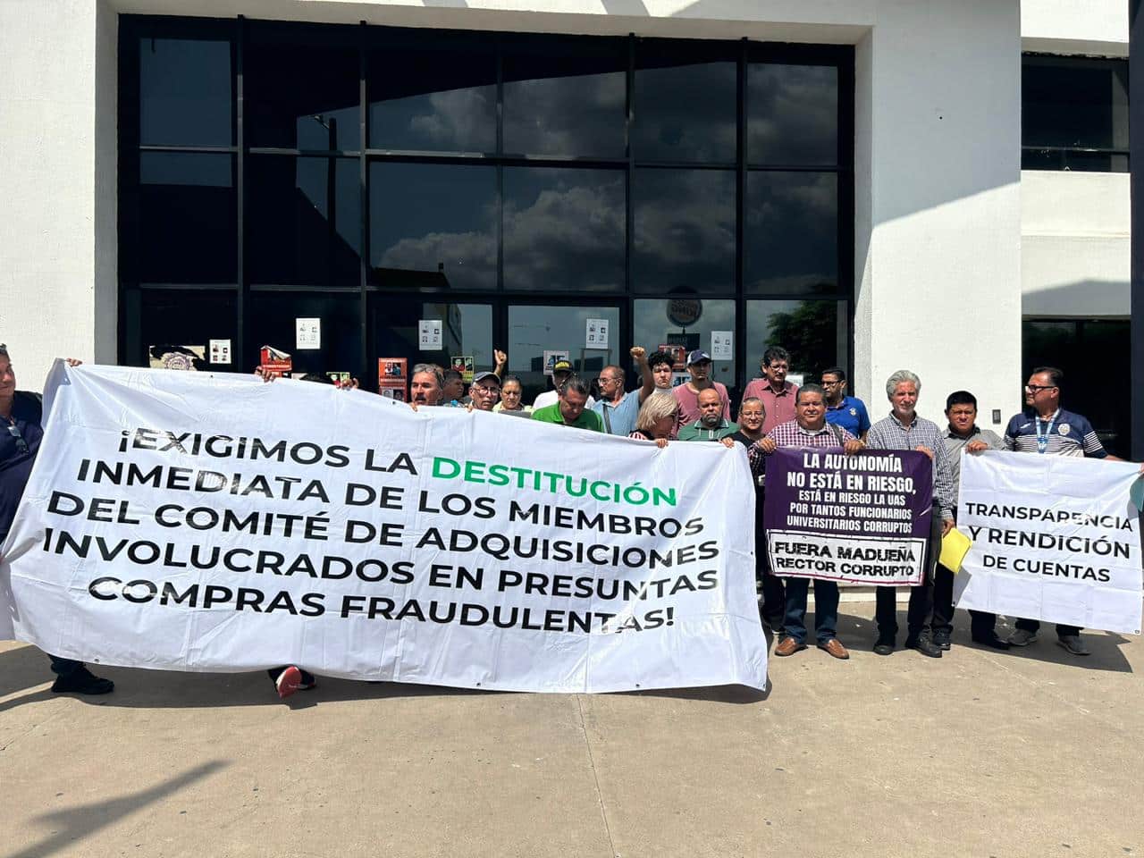 Movimiento Democrático Universitario piden suspensión temporal de su cargo a Robespierre Lizárraga.
