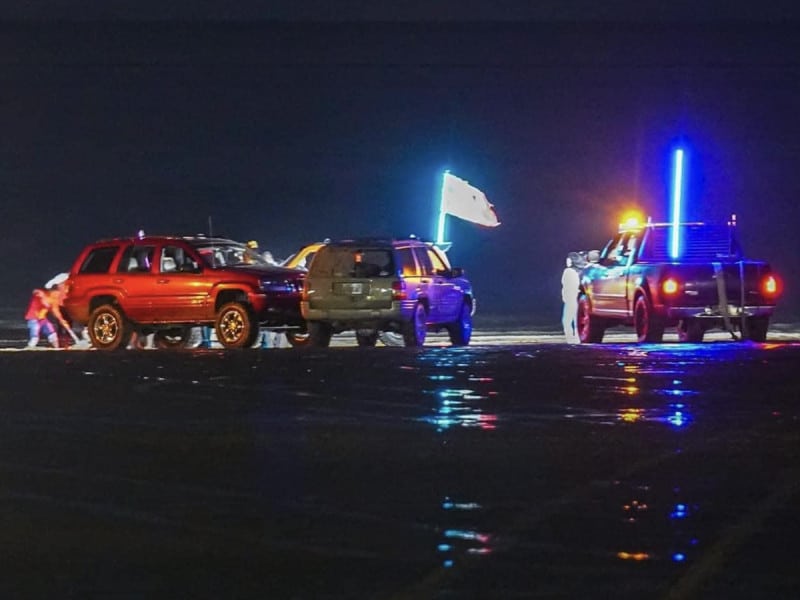 Muere familia completa y sus mascotas; se intoxicaron al dormir en auto en la playa