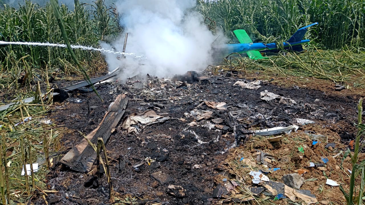 Mueren al menos tres personas en desplome de helicóptero en Jalisco