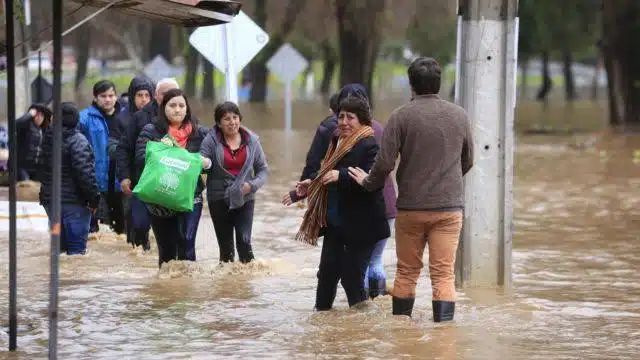 Mueren tres personas y otras 11 mil se encuentran aisladas por las fuertes lluvias en Chile