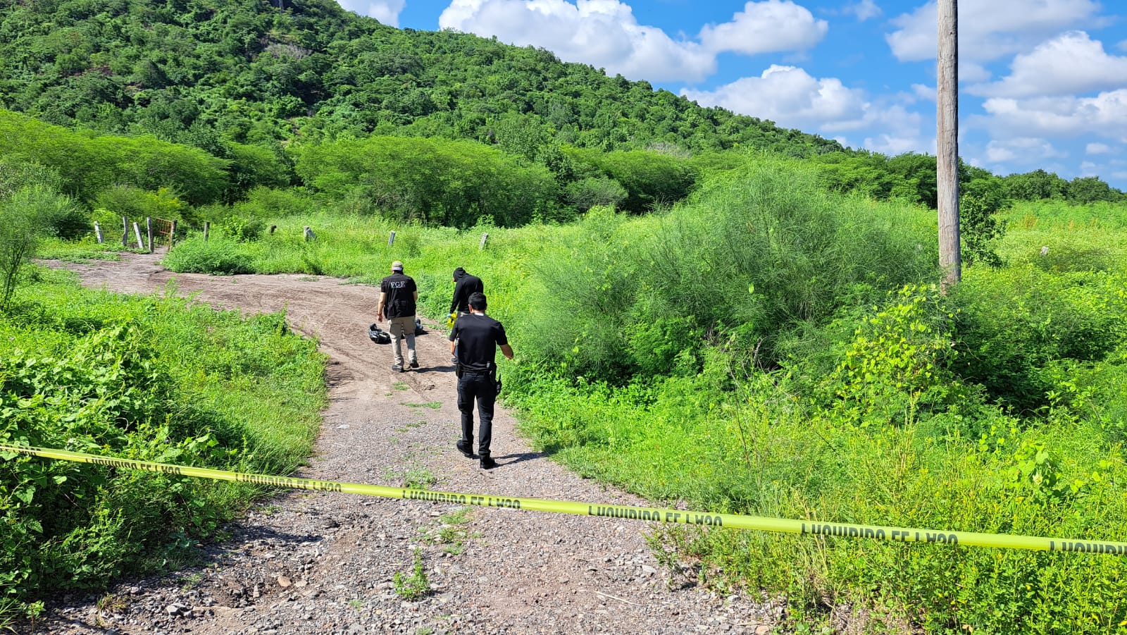 El cuerpo fue localizado envuelto en el hule negro y encintado.