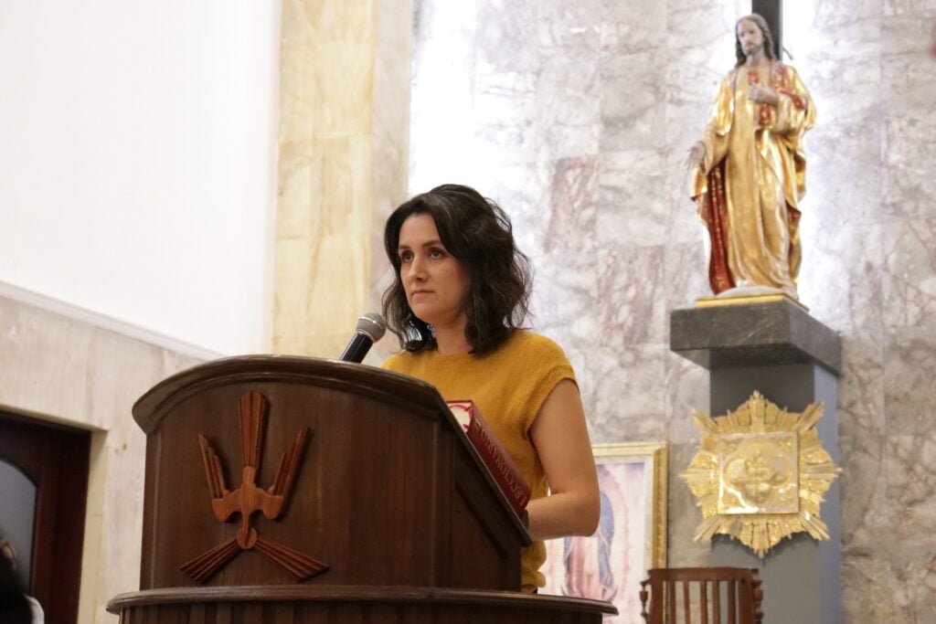 Mujer durante misa en Sagrado Corazón