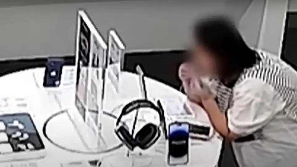 Mujer roba un iPhone 14 a mordidas