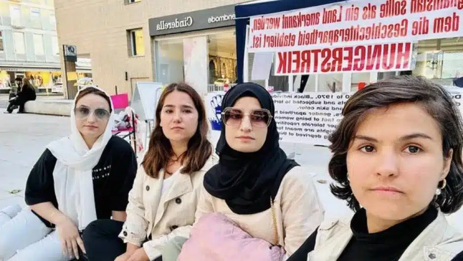 Mujeres afganas refugiadas en Alemania protestan contra el régimen Talibán