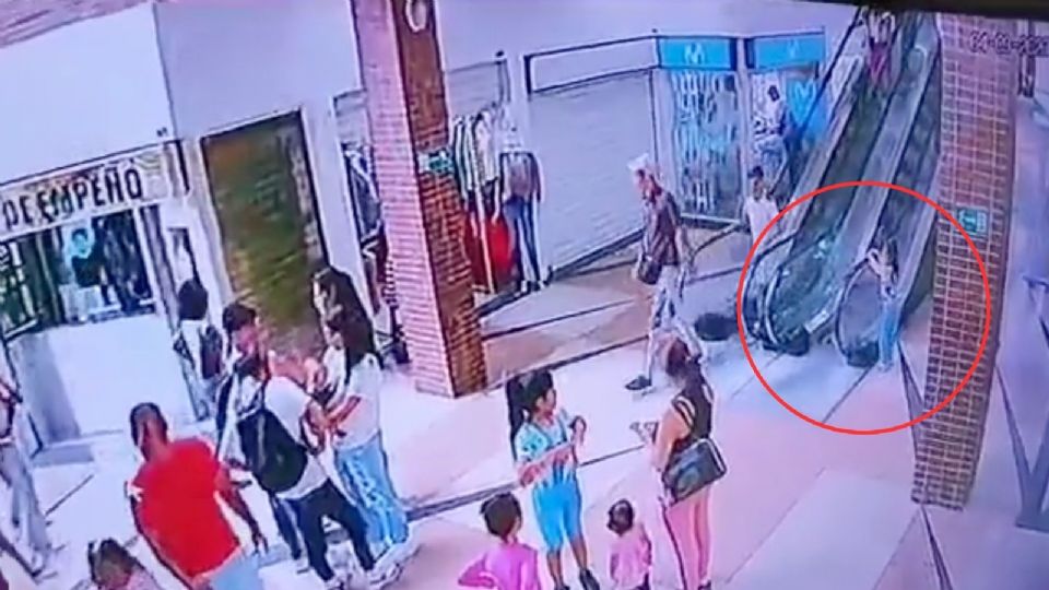 Niña es atrapada en el aire tras caer de segundo piso