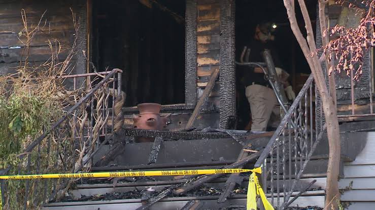 Niña sobrevive a incendio provocado por su padre; fallece su madre y sus hermanos