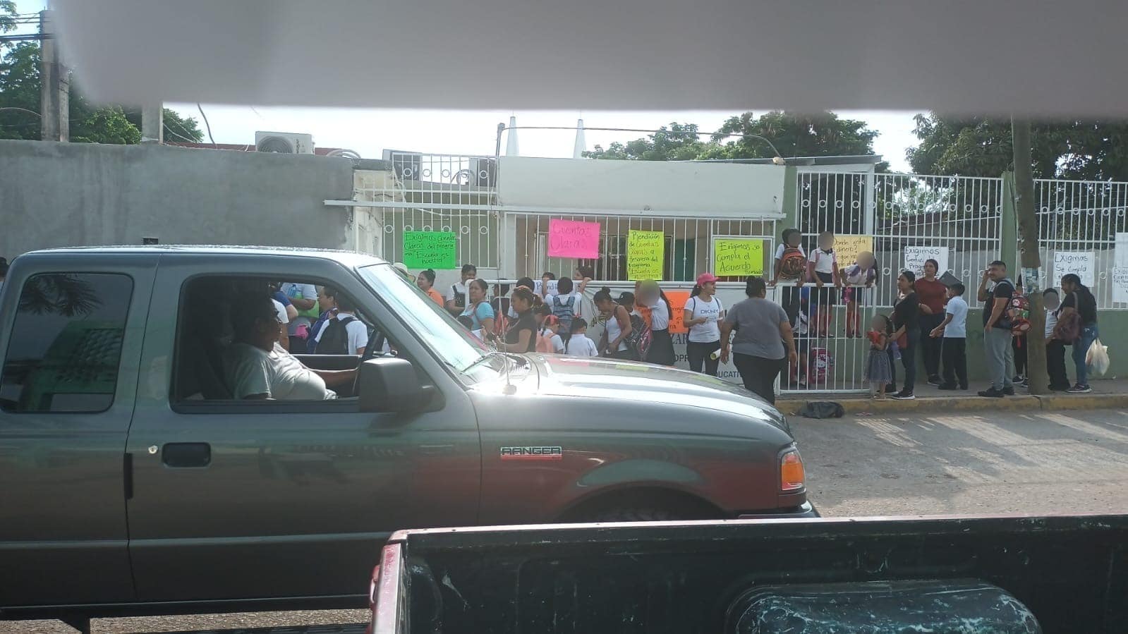 Carros, niños y adultos