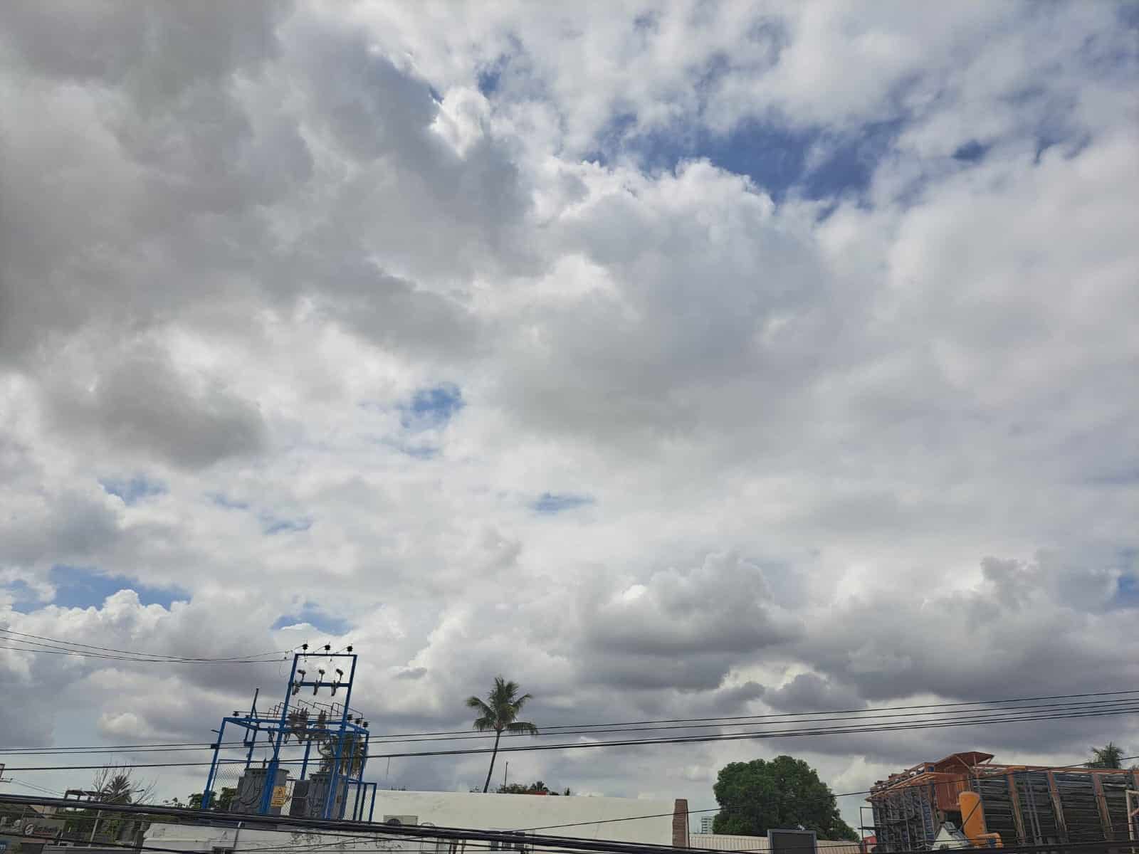 Cielo con nubes blancas con gris