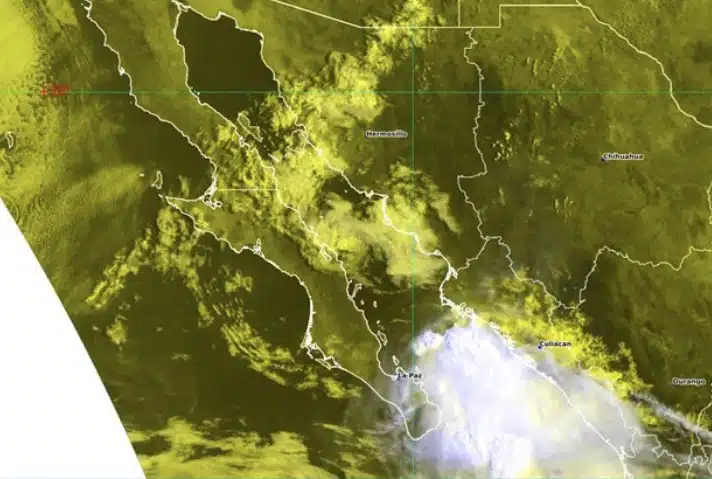 Imagen tomada desde el satélite que muestra la nubosidad que se establece en la costa de Sinaloa