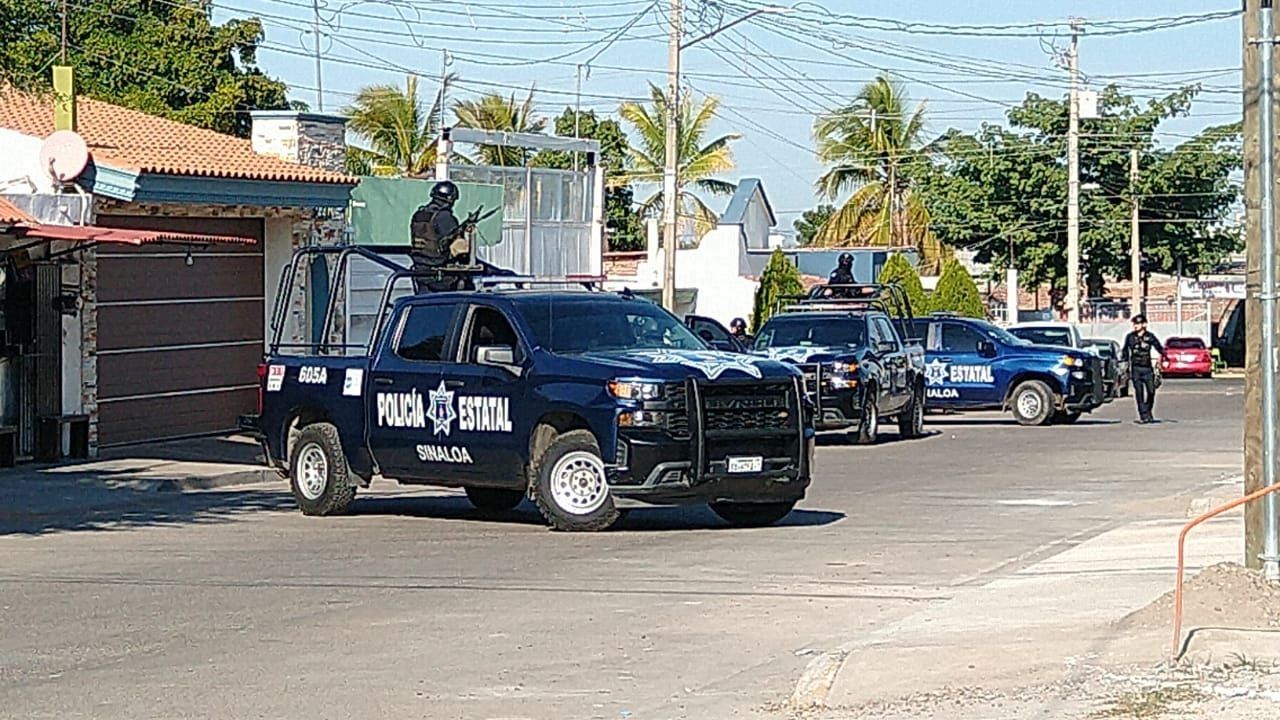 Patrullas de la PEP en una calle en operativo