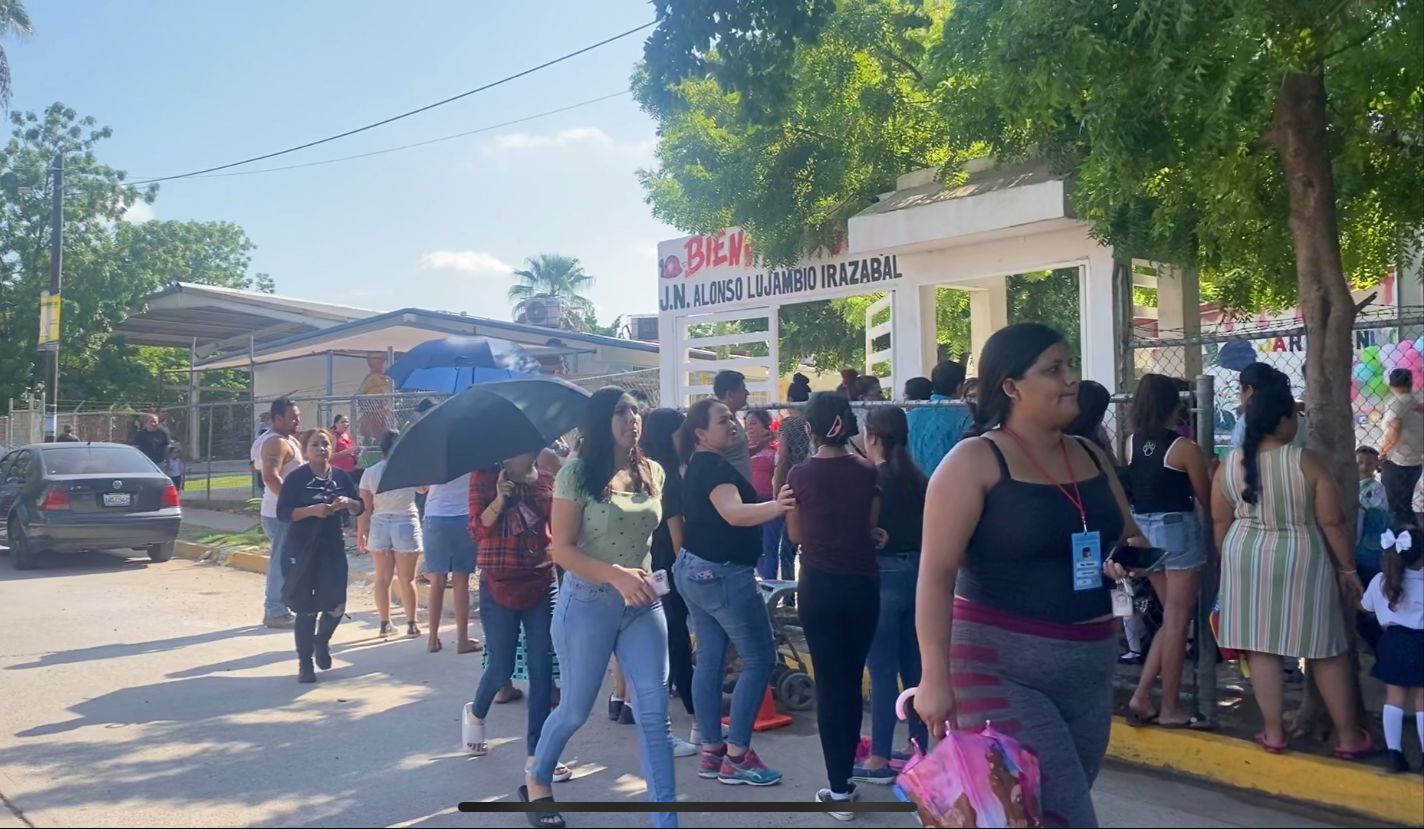 Padres de familia afuera del jardín de niños Alfonso Lujambio en Los Mochis