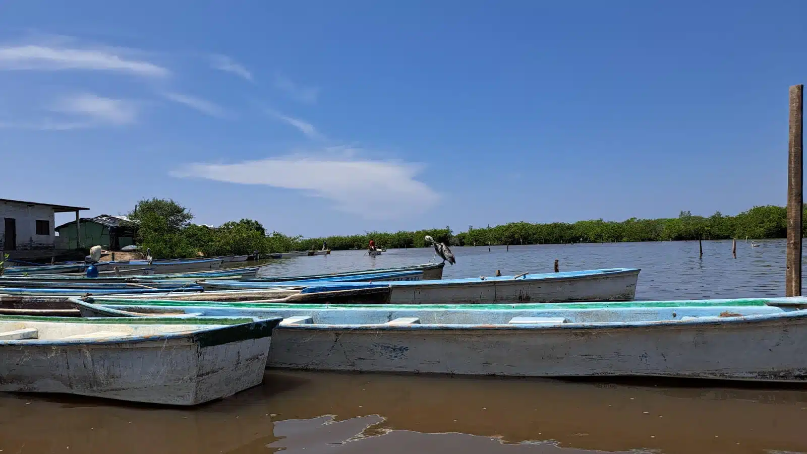 Pangas de pescadores en El Huizache