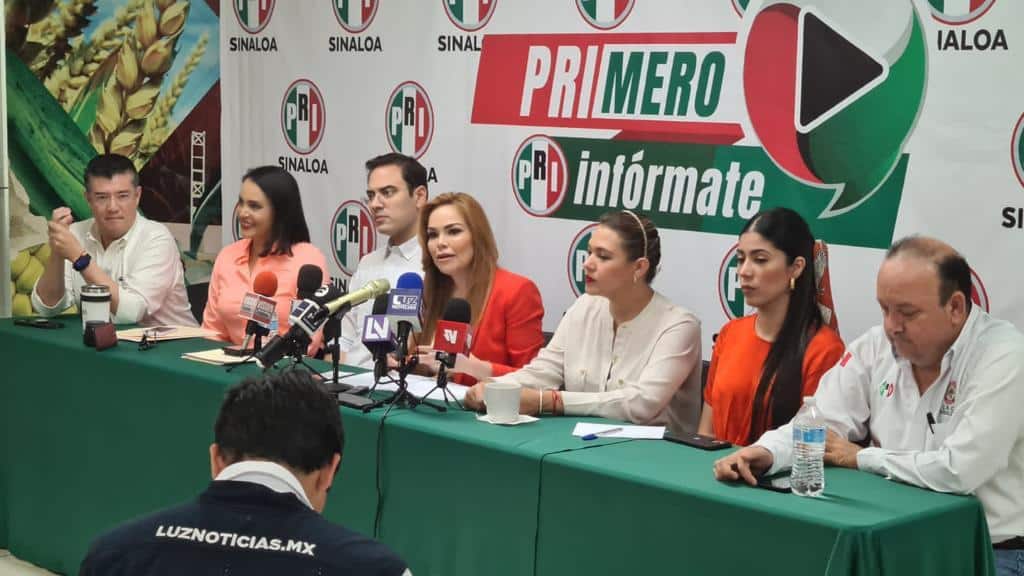 Paola Gárate y priistas