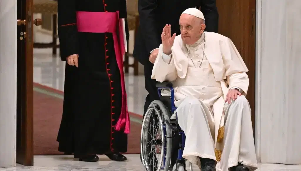 El papa Francisco en silla de ruedas