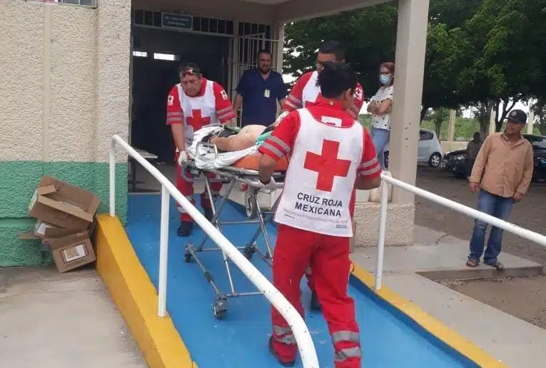 Paramédicos de Cruz Roja atienden a joven intoxicado en Guasave