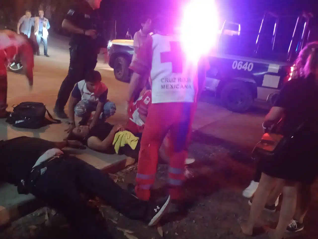 Paramédicos de Cruz Roja atienden a lesionados tras accidente en Guasave