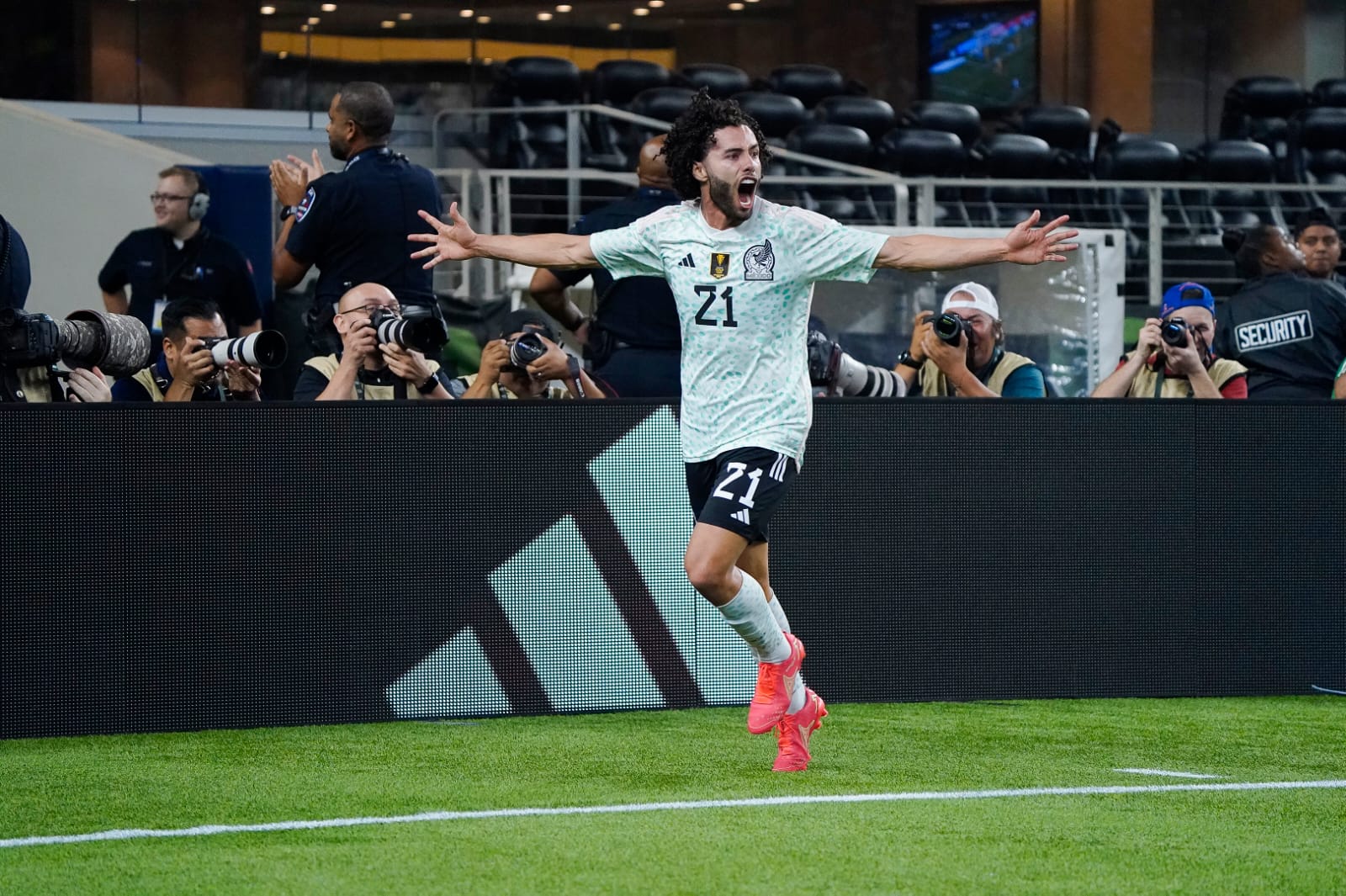 Cesar Huerta anotó un auténtico golazo de volea al 83' para poner el 2-2 definitivo.