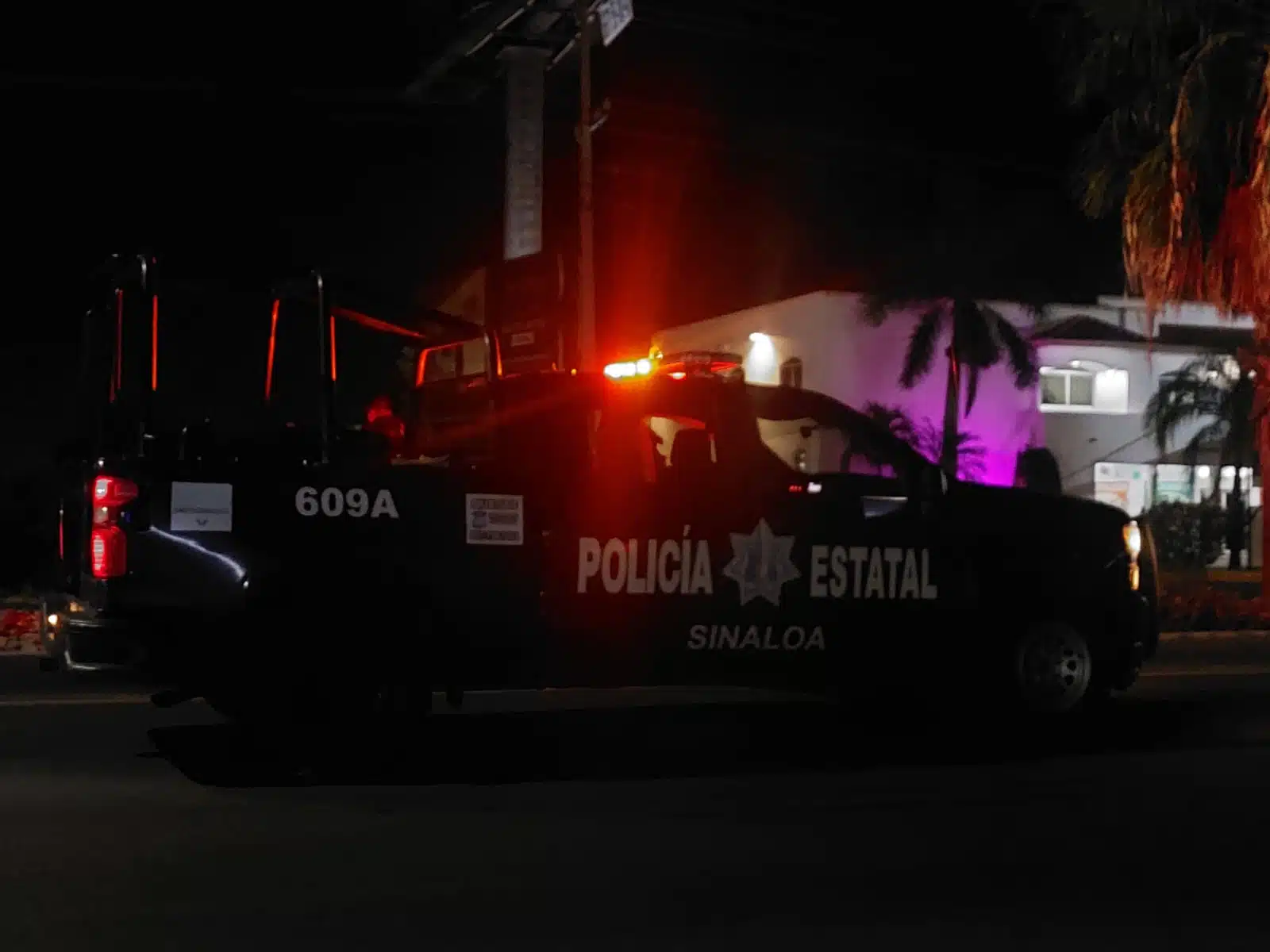 Patrulla de la Policía Estatal Preventiva durante operativo de noche en Culiacán