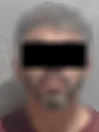 Un rostro tapado y una cinta negra en los ojos