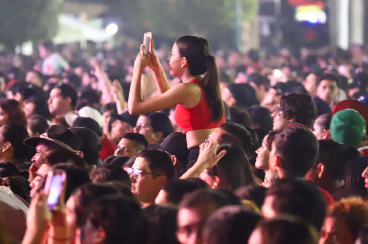 Personas en ceremonia del Grito de Independencia