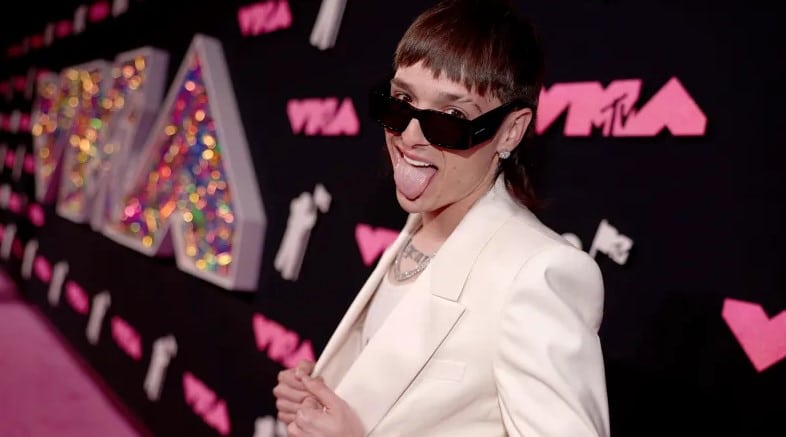 Peso Pluma responde a reportera que trató de coquetearle en los VMA