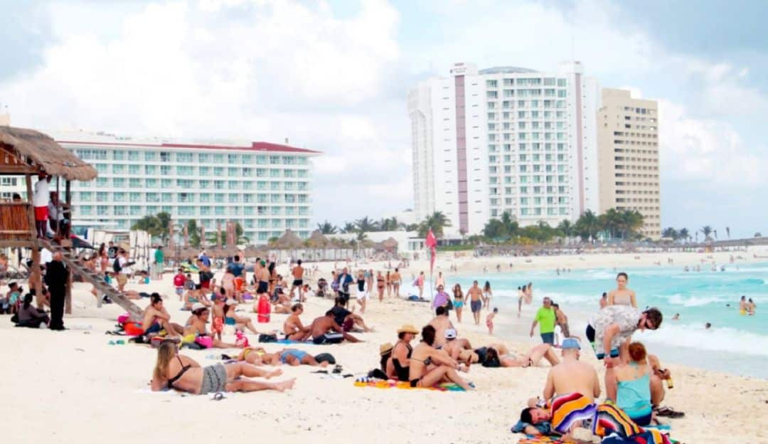 Turistas en playas de México