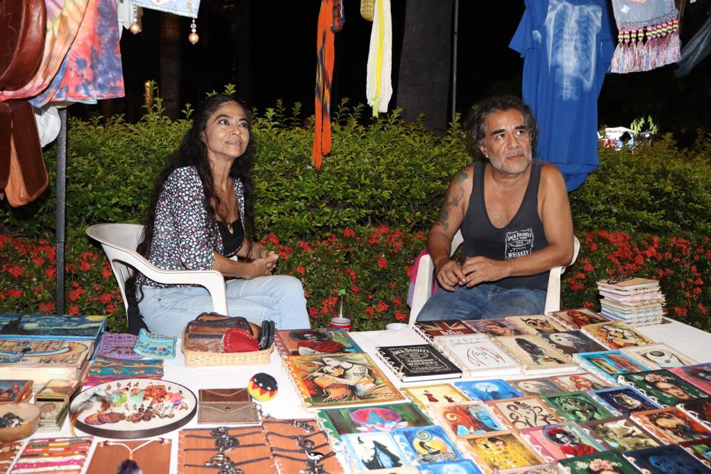 2 personas sentadas y artesanías