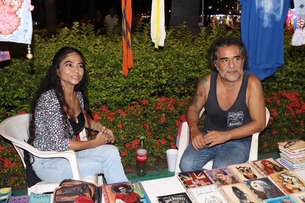 2 personas sentadas y artesanías