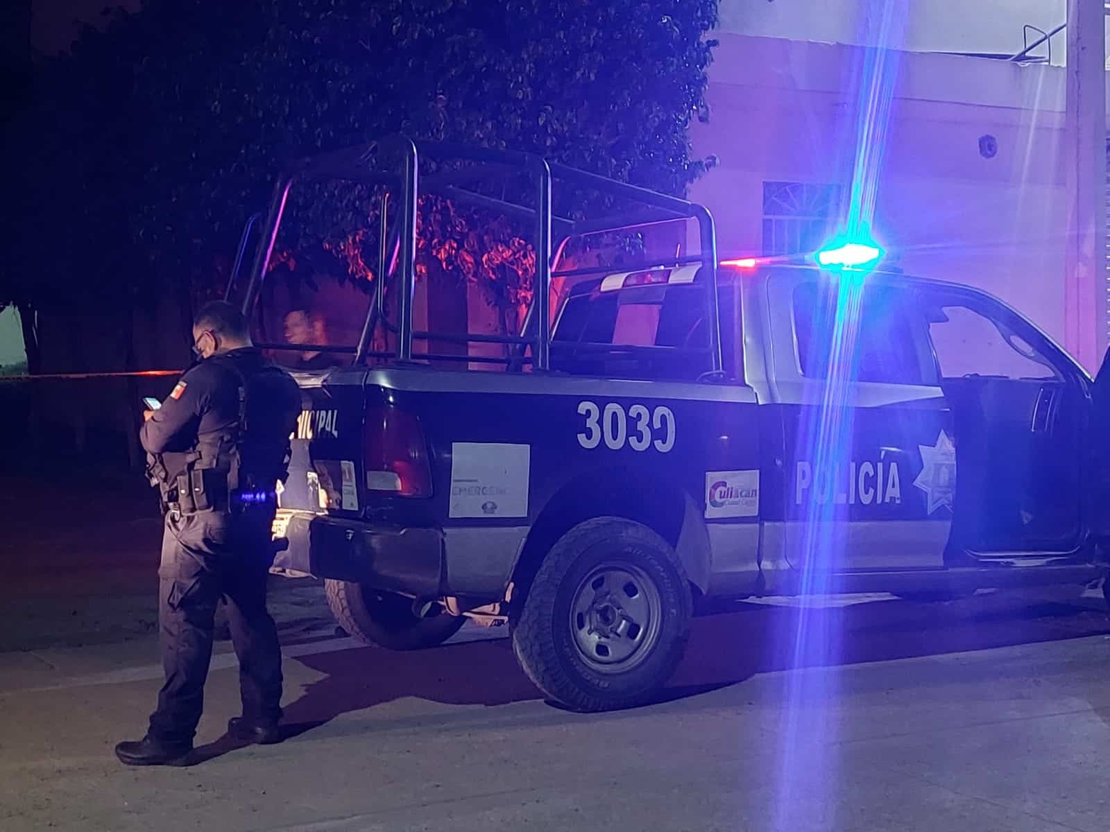 Patrulla de la policía Municipal de Culiacán y elemento