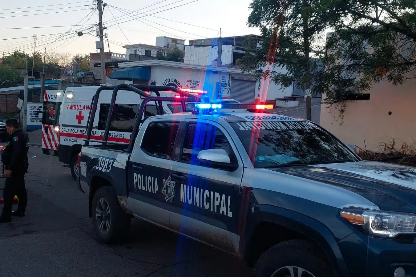 Una camioneta de la policía municipal de Culiacán y una de Cruz Roja