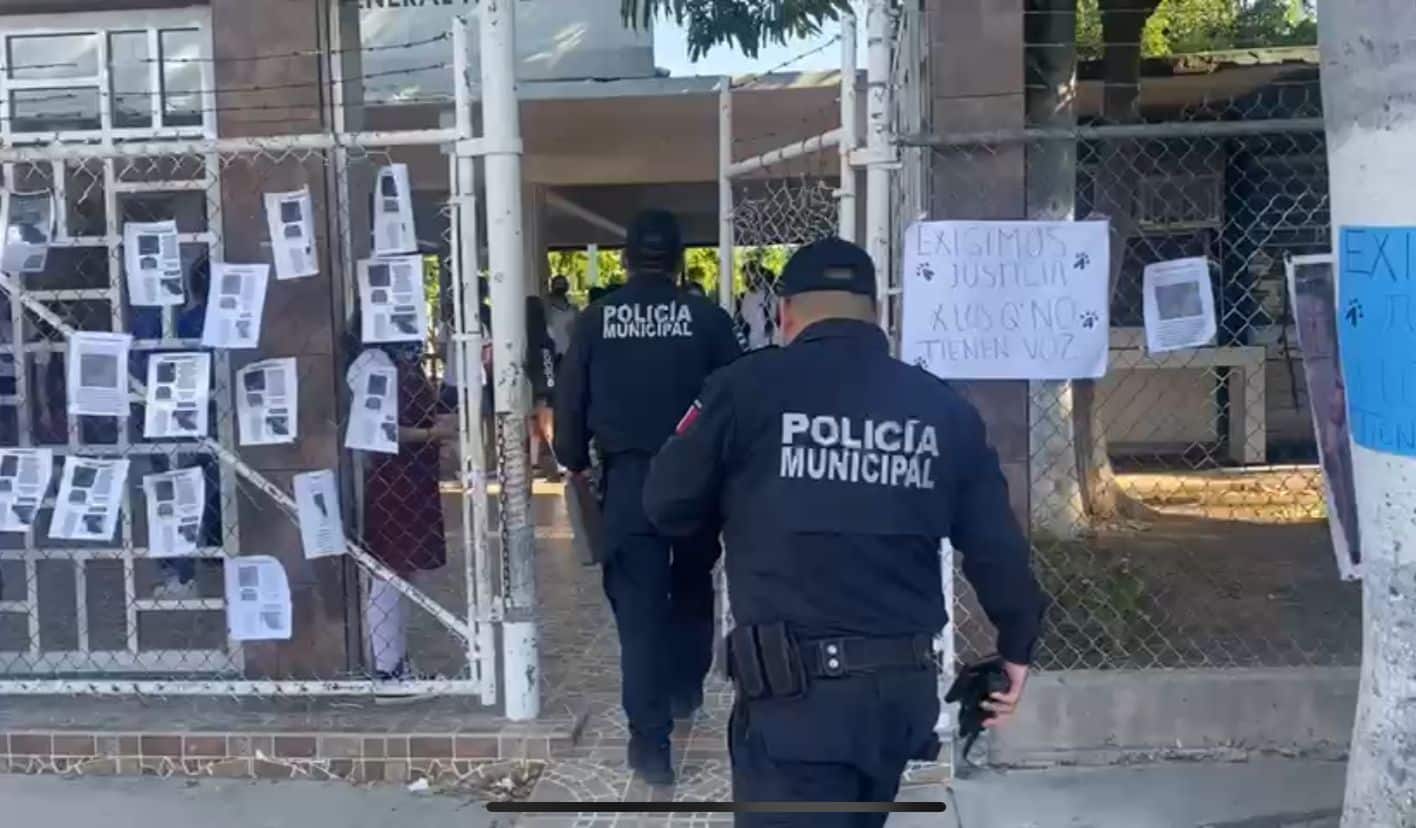 Elemento de la policía Municipal en escuela
