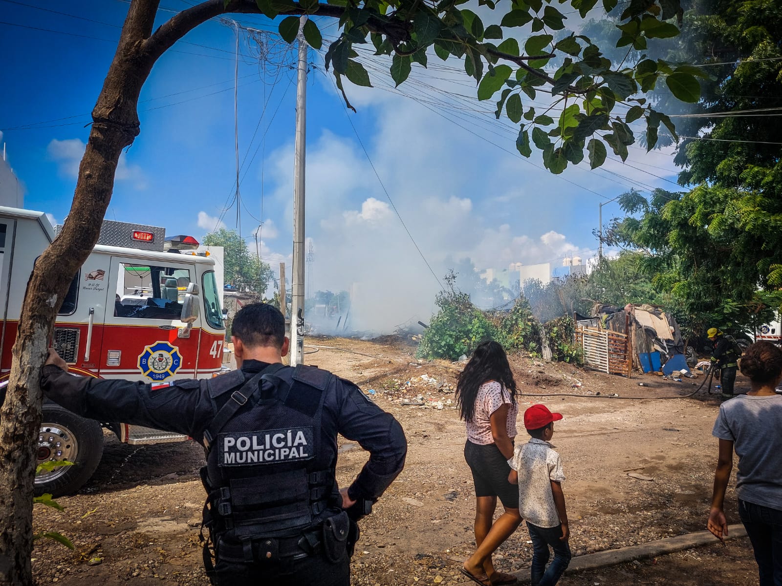 Policía descansa en un árbol tras incendio de una casa en Culiacán
