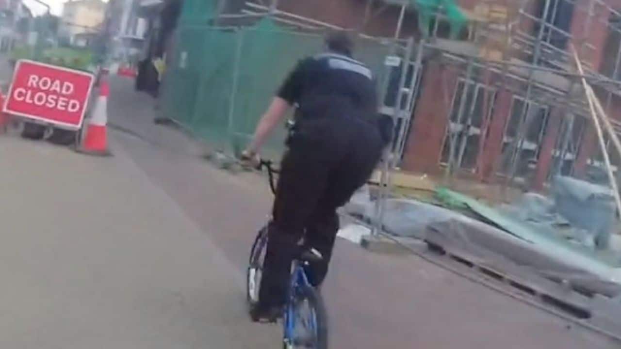 Policía roba bicicleta a un menor para perseguir a ladrón