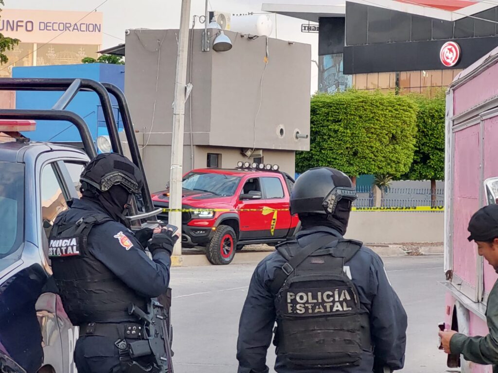 Policías estatales en el lugar del homicidio