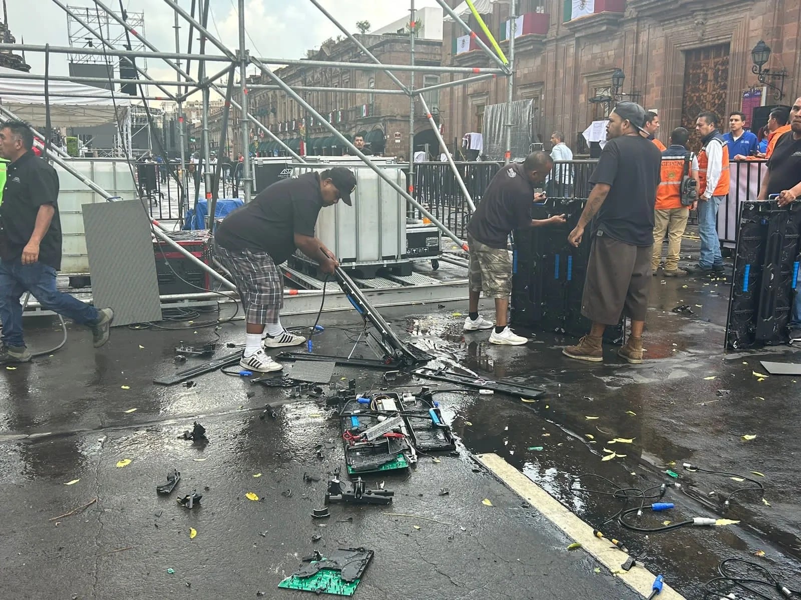 Por fuertes vientos se cae pantalla enorme instalada para el concierto de Julión Álvarez en Michoacán