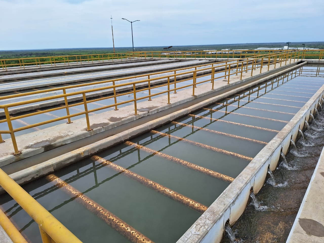 Agua con tubos en una planta potabilizadora